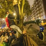 Hundreds gather outside Iran embassy in London after flag torn down & protests spread around world